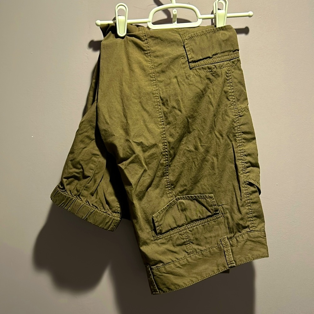 Loft cargo cropped pants, size 6, army green, excellent condition